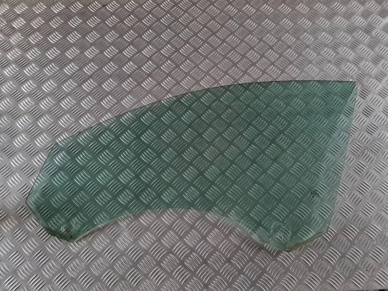 Sklo predných ľavých dverí AUDI A6 2008