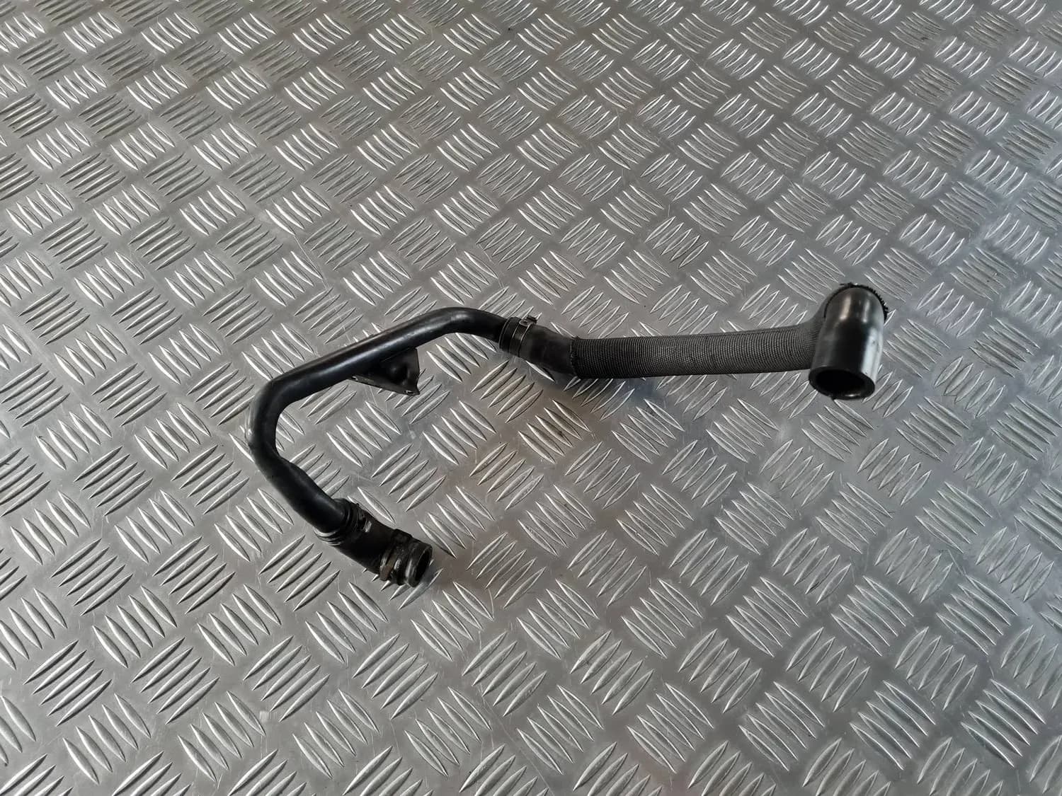 Ventilačná rúrka kľukovej skrine AUDI A6 2008 - foto 3