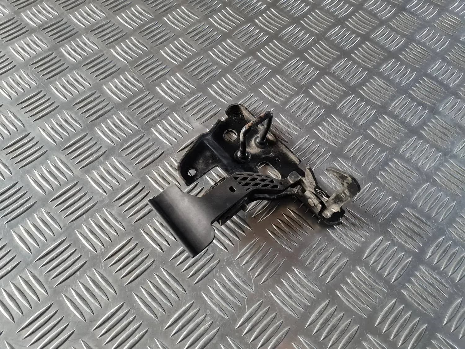 Páka na uvoľnenie kapoty AUDI A6 2008 - foto 3