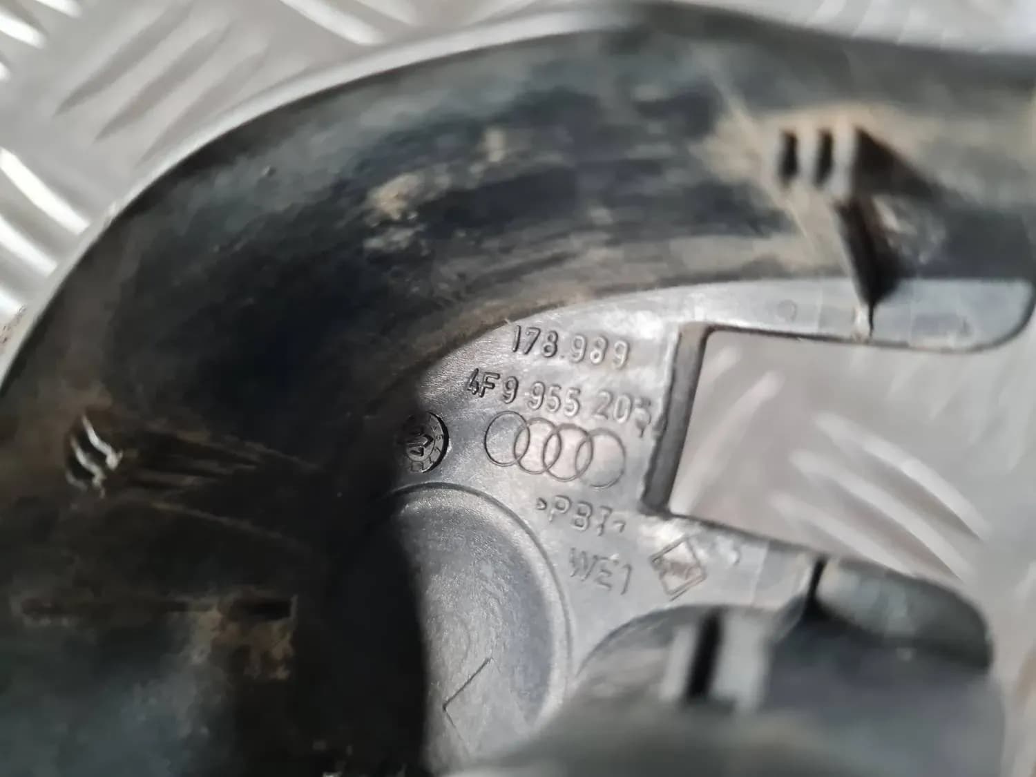 Kryt lišty zadného stierača AUDI A6 2008 - foto 2