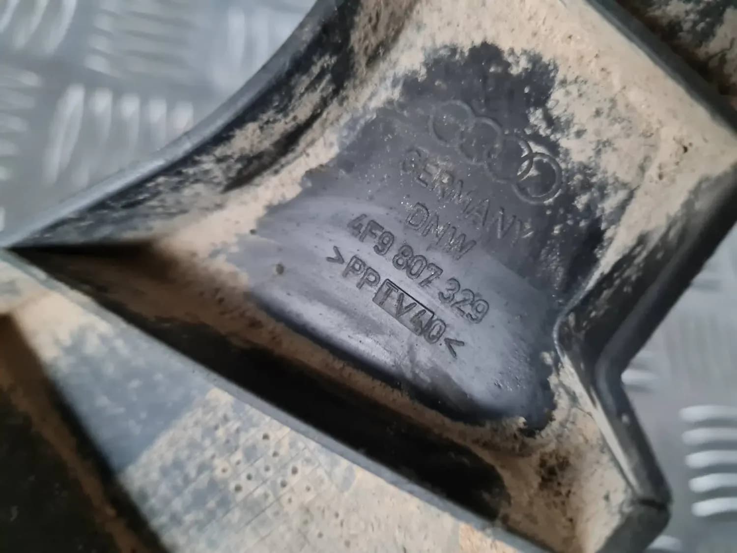 Centrálny držiak zadného nárazníka AUDI A6 2008 - foto 2
