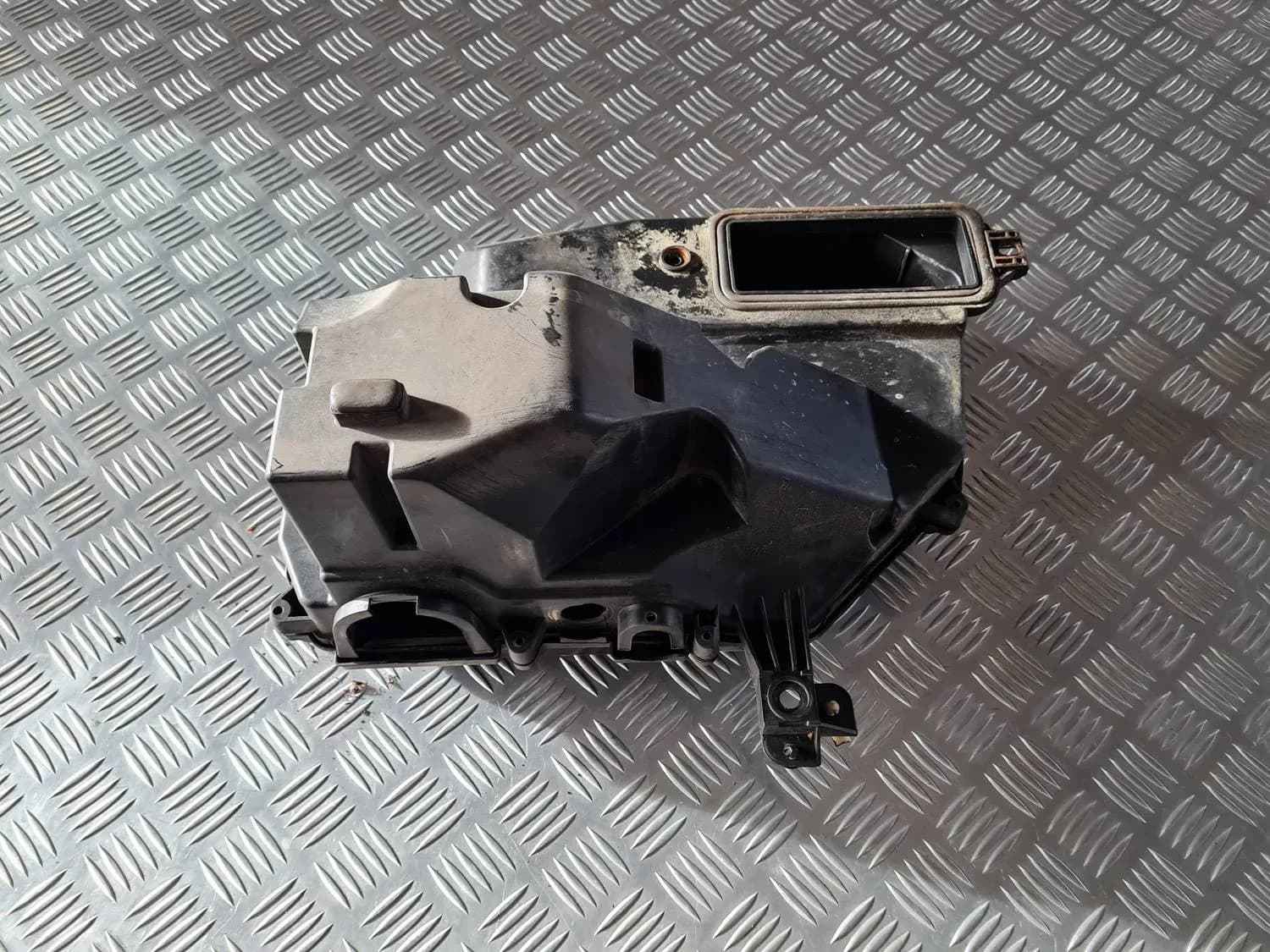 Skriňa poistkovej skrinky AUDI A6 2008 - foto 1