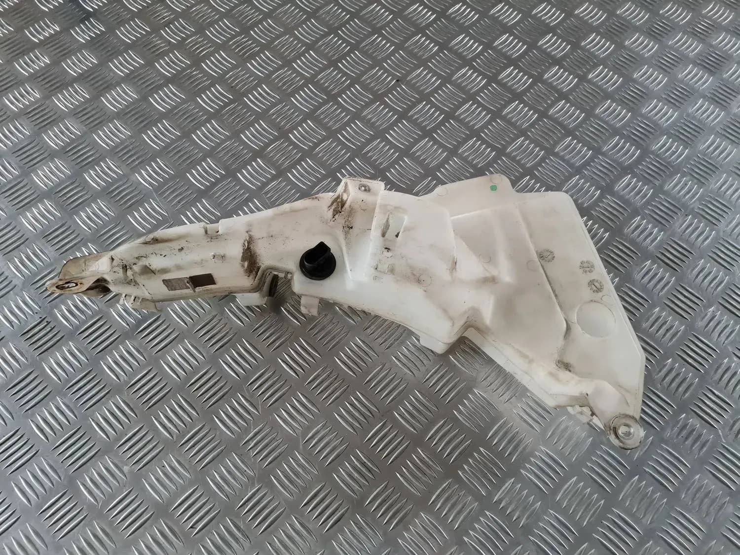 Nádržka kvapaliny ostrekovača AUDI A6 2008 - foto 1