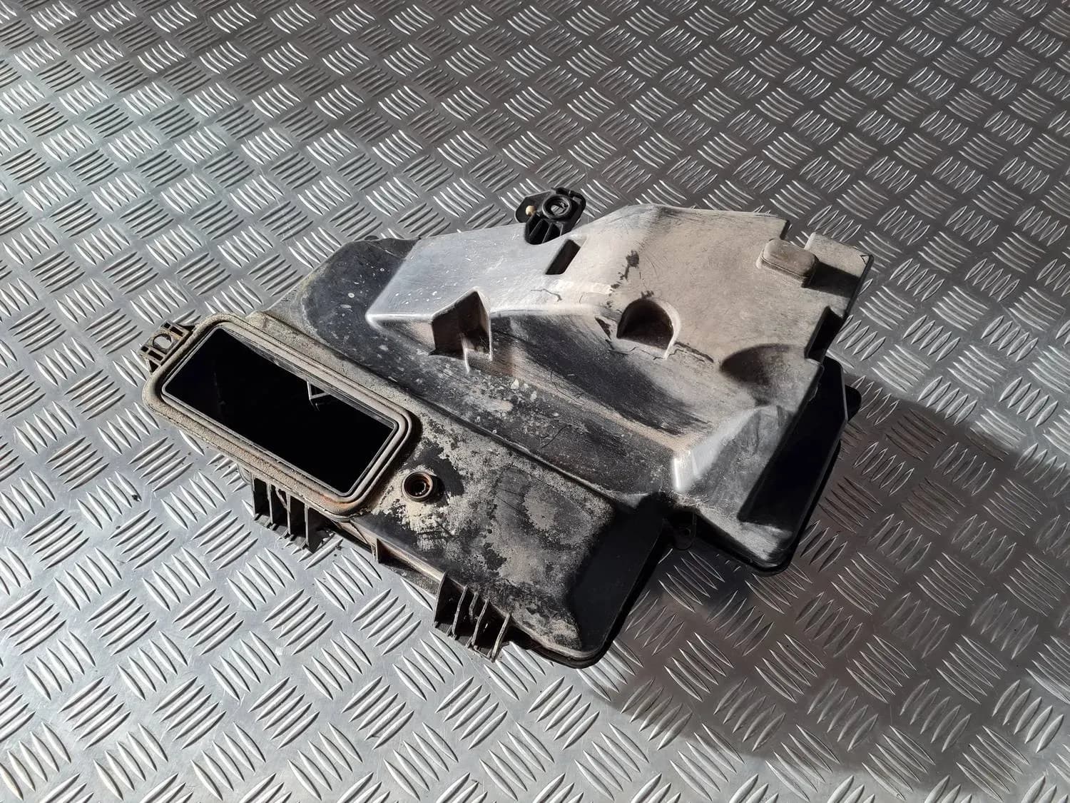 Skriňa poistkovej skrinky AUDI A6 2008 - foto 3