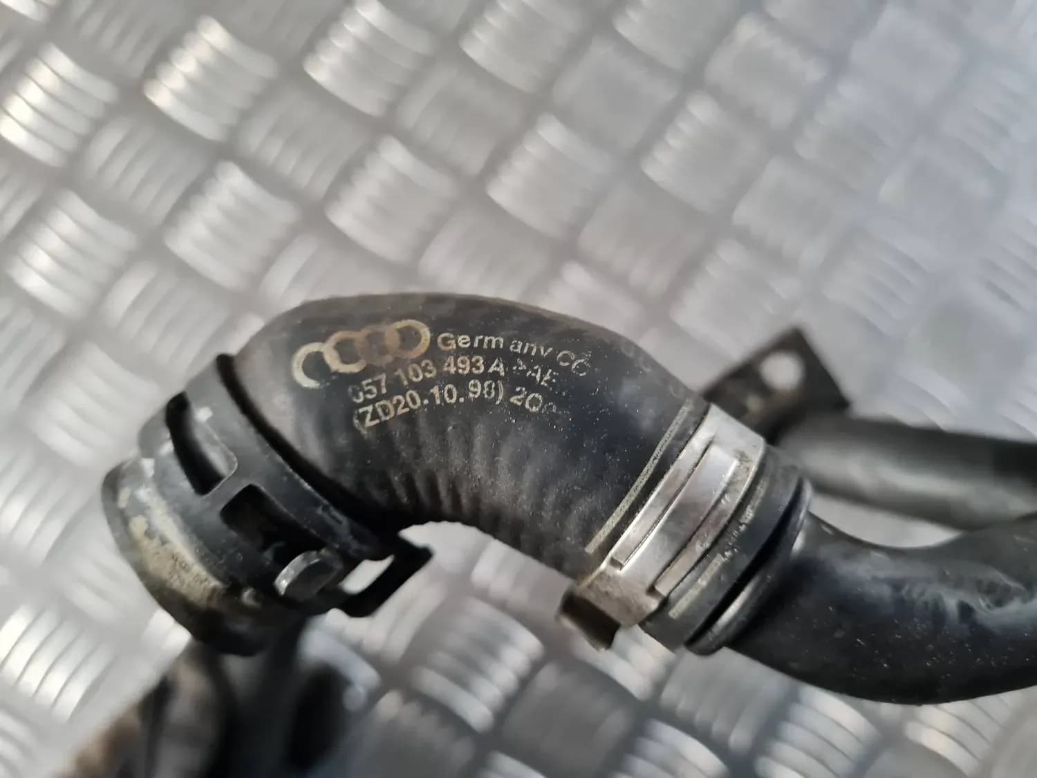 Ventilačná rúrka kľukovej skrine AUDI A6 2008 - foto 2