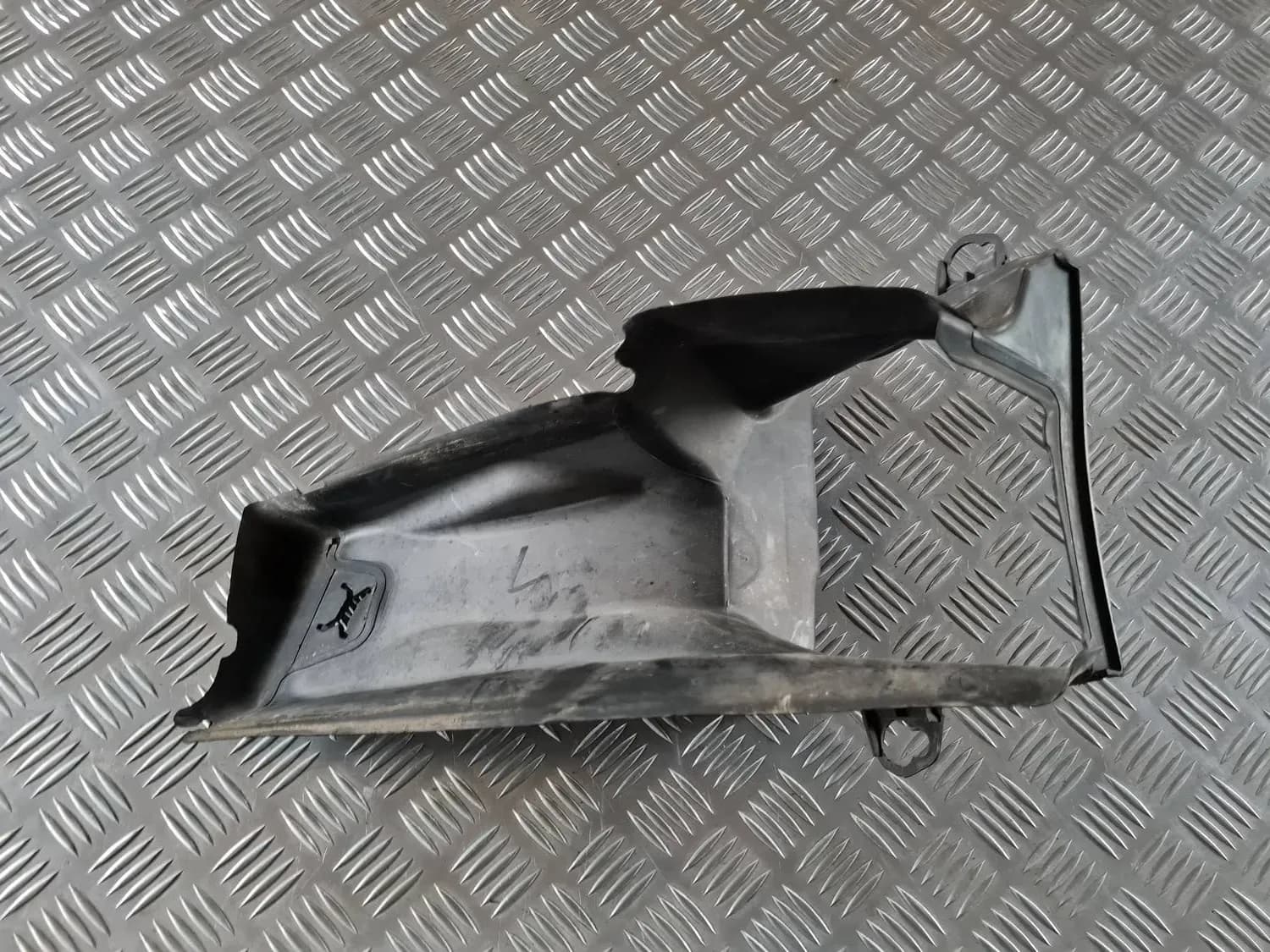 Deflektor nasávaného vzduchu, ľavý AUDI A6 2008 - foto 1