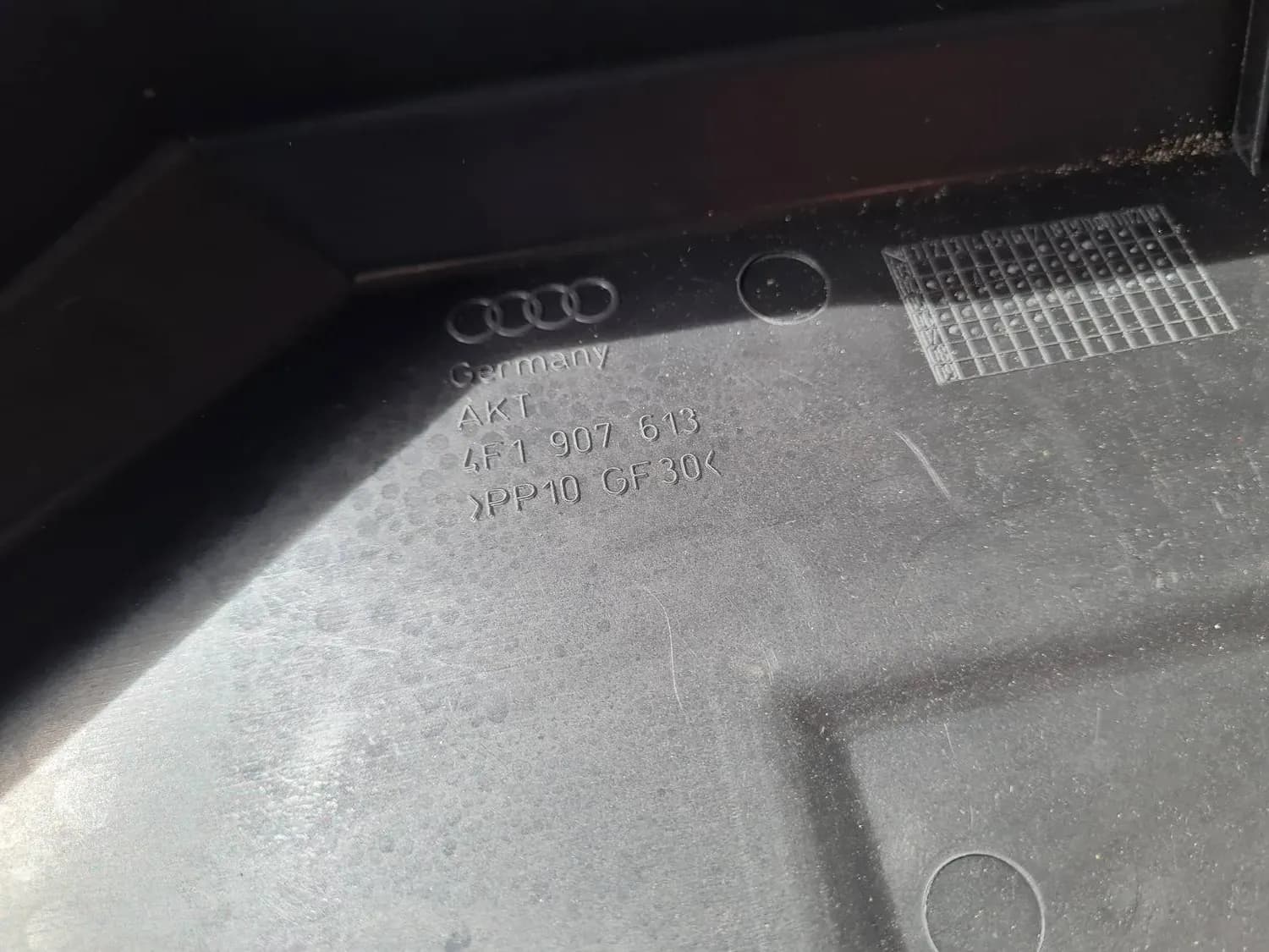 Skriňa poistkovej skrinky AUDI A6 2008 - foto 2