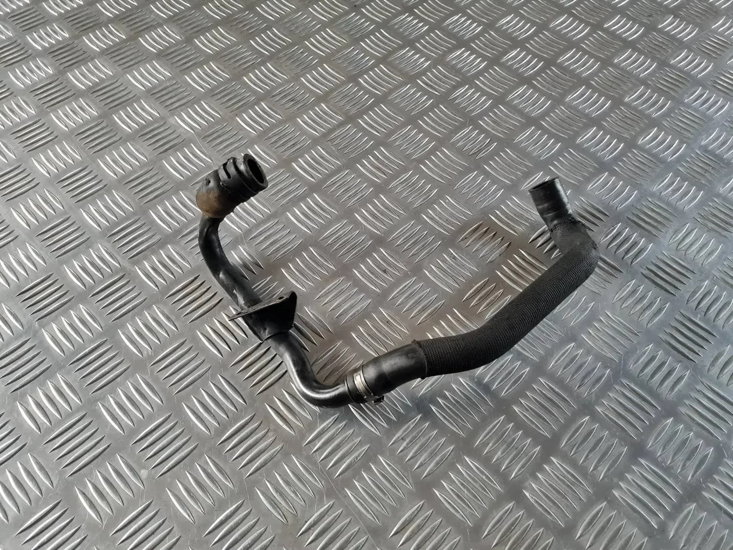 Ventilačná rúrka kľukovej skrine AUDI A6 2008 - foto 1