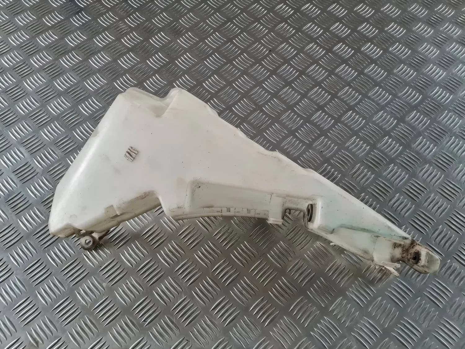 Nádržka kvapaliny ostrekovača AUDI A6 2008 - foto 2