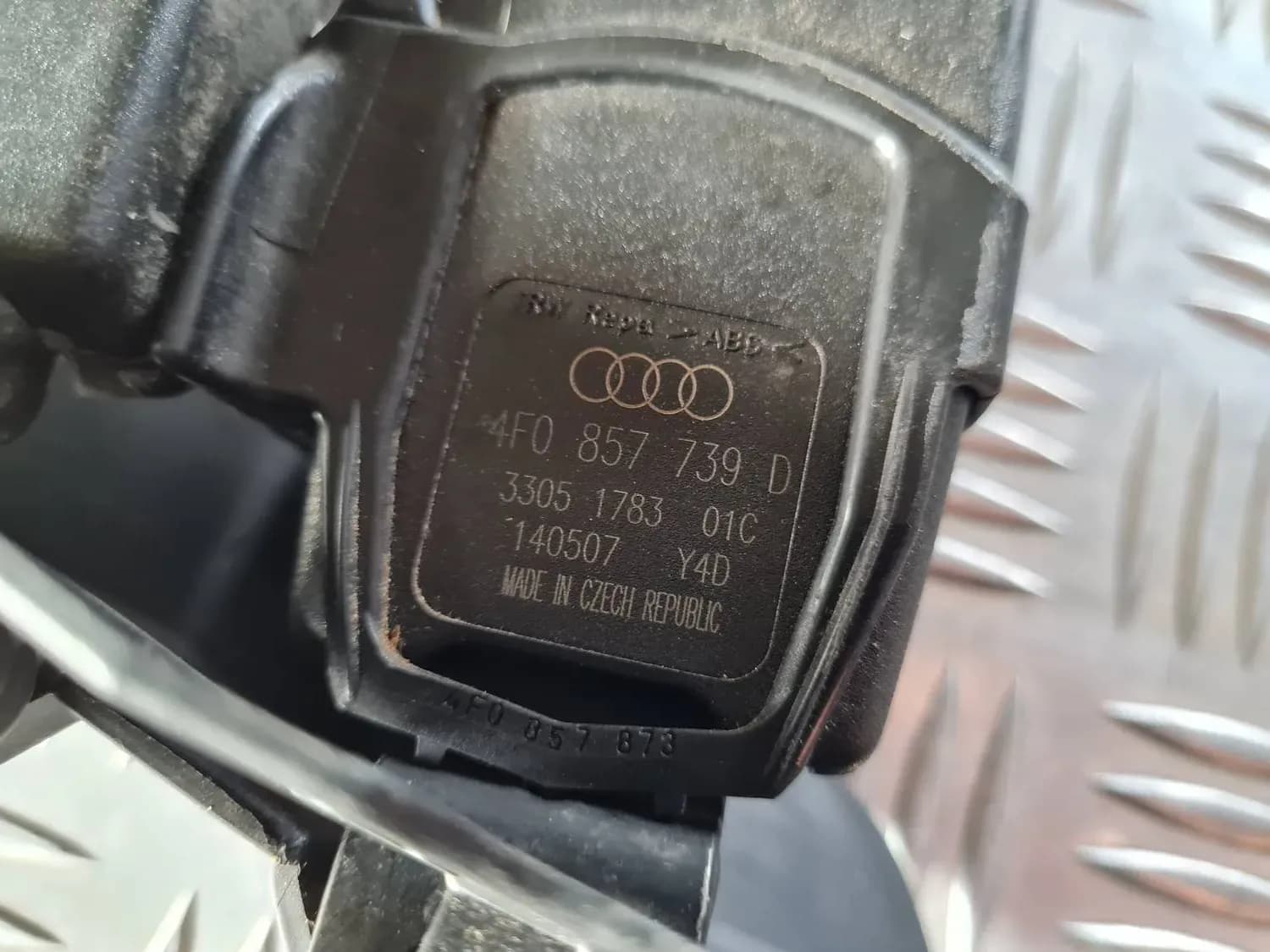 Dvojitá spona zadného bezpečnostného pásu AUDI A6 2008 - foto 4