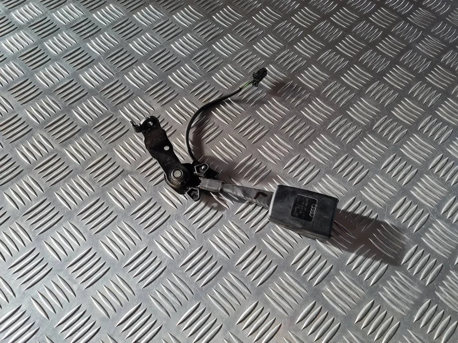Spona predného bezpečnostného pásu AUDI A6 2008 - foto 3