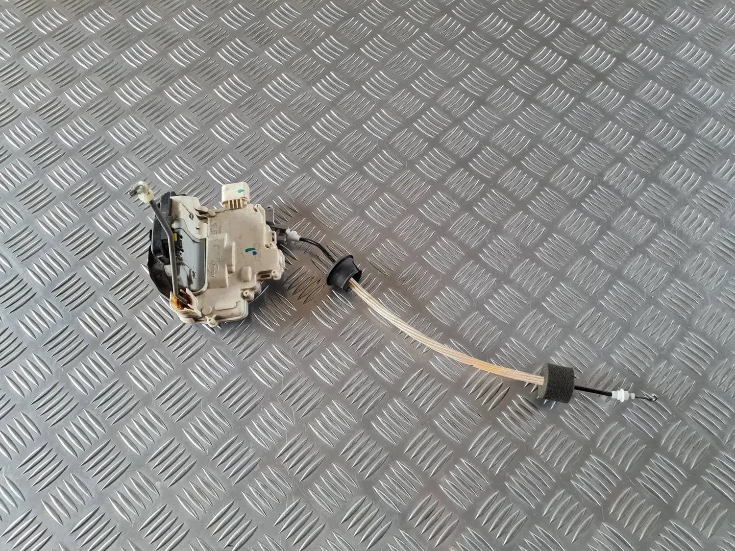 Zámok predných ľavých dverí AUDI A6 2008 - foto 1