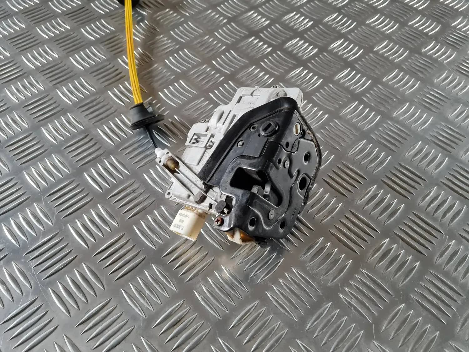 Zámok pravých zadných dverí AUDI A6 2008 - foto 3