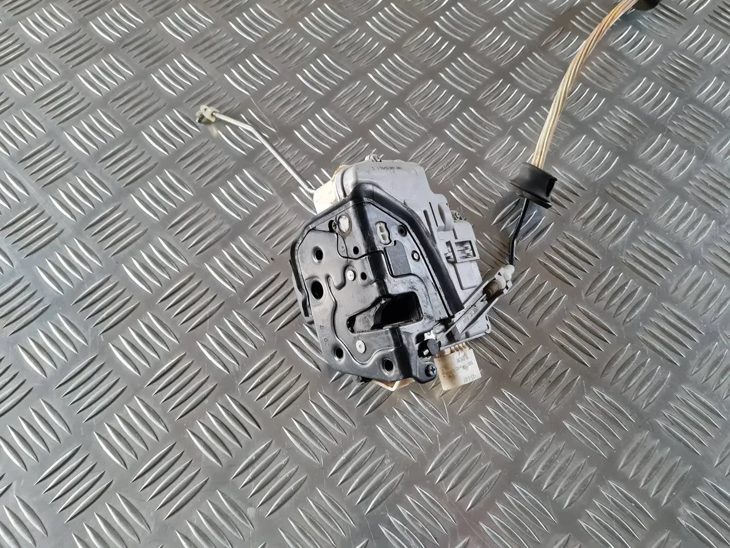 Zámok predných ľavých dverí AUDI A6 2008 - foto 2